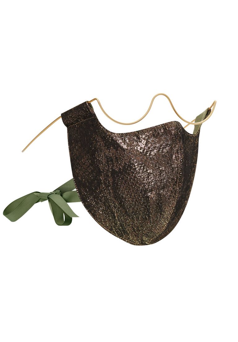 كمامة النظارات أحدث صيحات الأقنعة الواقية في 2020، بفضل الشراكة والتعاون، الذي تم بين المصممة وسيدة الأعمال البريطانية Vivienne Westwood مع ماركة Wires Glasses للنظارات كمامة النظارات.. أحدث صيحات الأقنعة الواقية في 2020