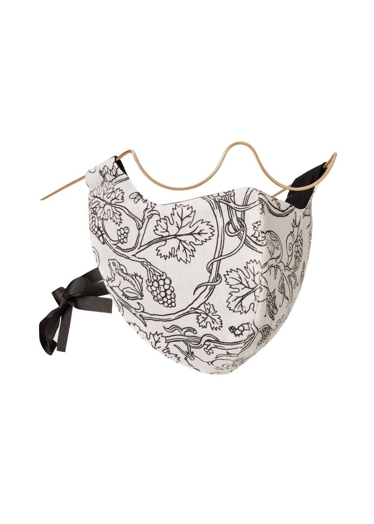 كمامة النظارات أحدث صيحات الأقنعة الواقية في 2020، بفضل الشراكة والتعاون، الذي تم بين المصممة وسيدة الأعمال البريطانية Vivienne Westwood مع ماركة Wires Glasses للنظارات كمامة النظارات.. أحدث صيحات الأقنعة الواقية في 2020