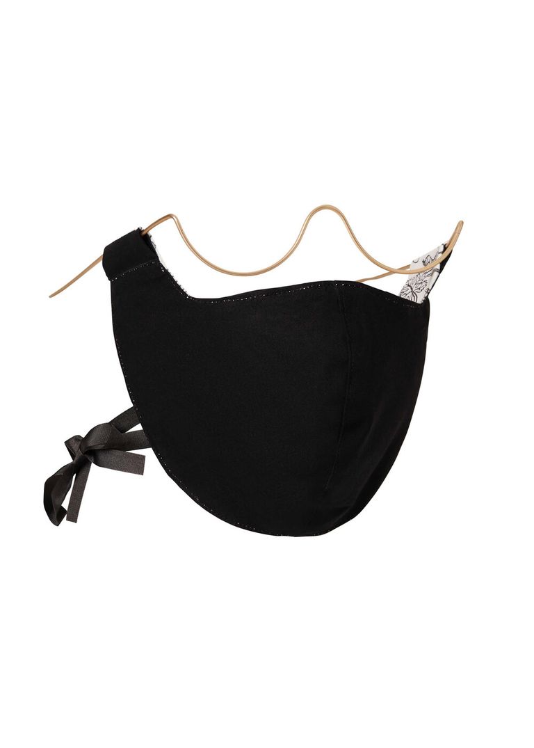 كمامة النظارات أحدث صيحات الأقنعة الواقية في 2020، بفضل الشراكة والتعاون، الذي تم بين المصممة وسيدة الأعمال البريطانية Vivienne Westwood مع ماركة Wires Glasses للنظارات كمامة النظارات.. أحدث صيحات الأقنعة الواقية في 2020