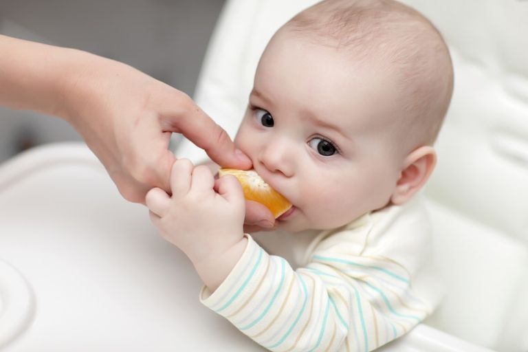 تغذية الطفل الرضيع في الشهر الرابع - تعبيرية