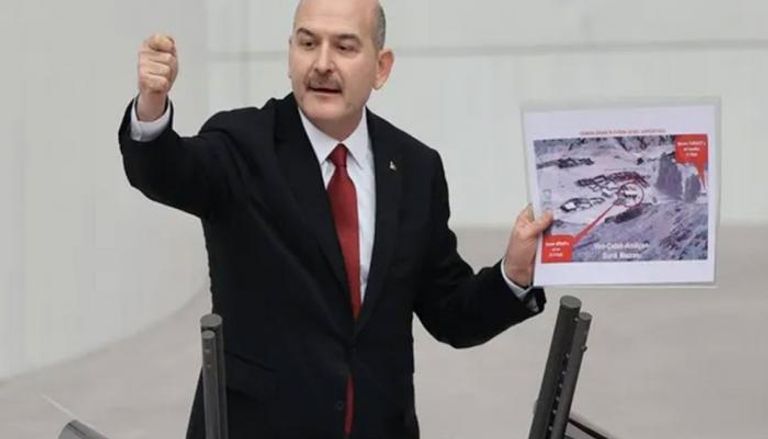 وزير الداخلية التركي خلال الجلسة التي شهدت تشابكا بالأيدي مع المعارضة