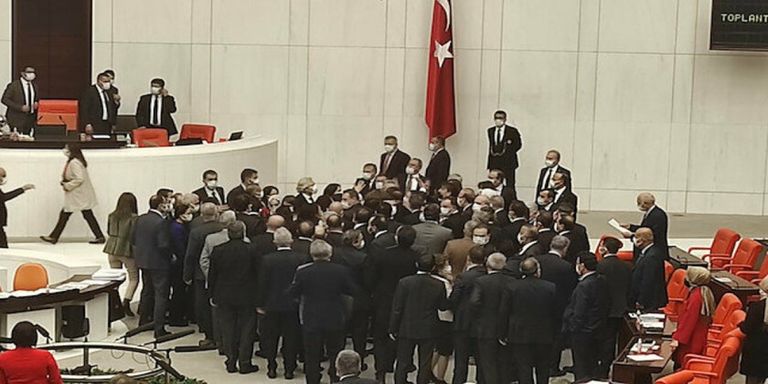 وزير الداخلية التركي خلال الجلسة التي شهدت تشابكا بالأيدي مع المعارضة