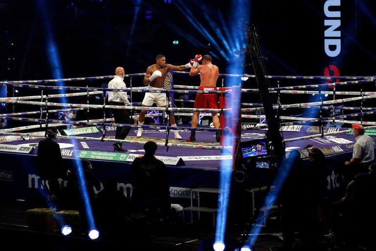 الملاكم أنطوني جوشوا يهزم البلغاري كوبرات بوليف 