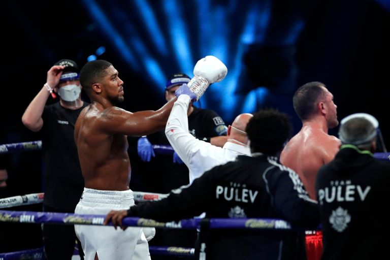 الملاكم أنطوني جوشوا يهزم البلغاري كوبرات بوليف 