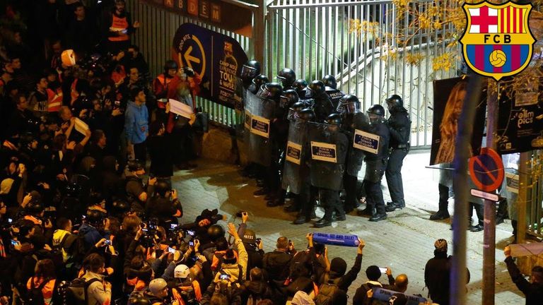 جماهير برشلونة ثارت من أجل بقاء ليونيل ميسي جمهور برشلونة يقتحم