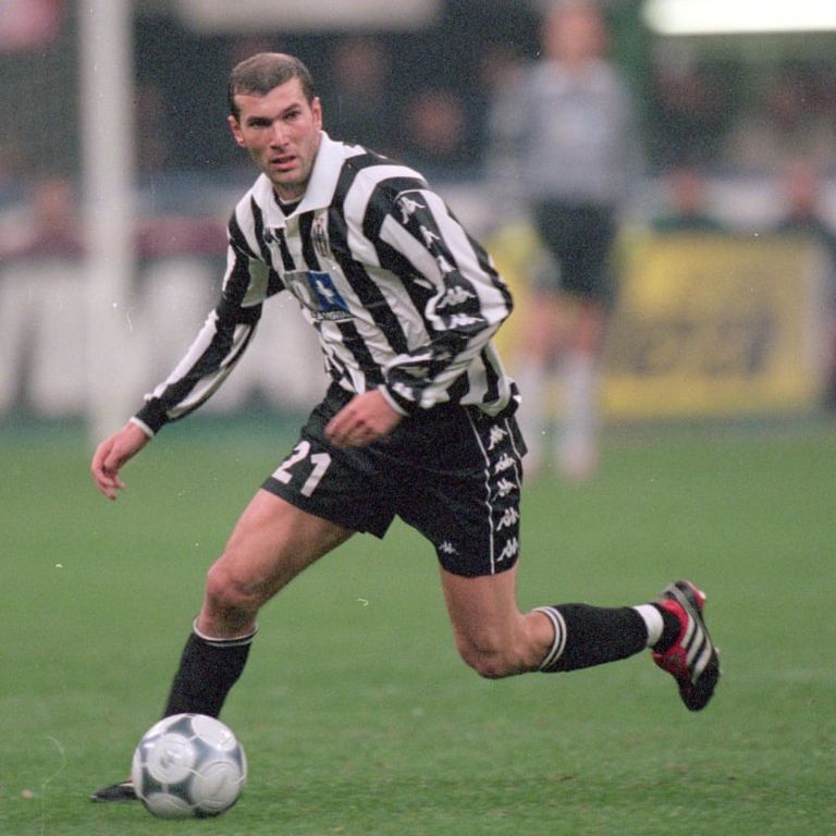 زين الدين زيدان مدرب ريال مدريد الحالي نجوم أوروبا يعودون لبلدانهم السابقة