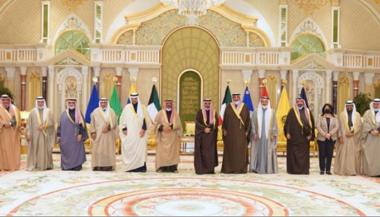 أمير الكويت متوسطا أعضاء الحكومة الجديدة