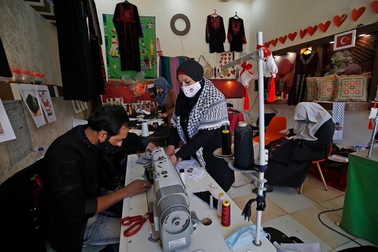 مريضات سرطان بغزة ينقلن رسائلهن للعالم على كمامات عيد الميلاد