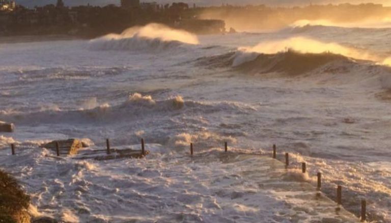 رياح مدمرة وأمواج عاتية تضرب شمال شرق أستراليا