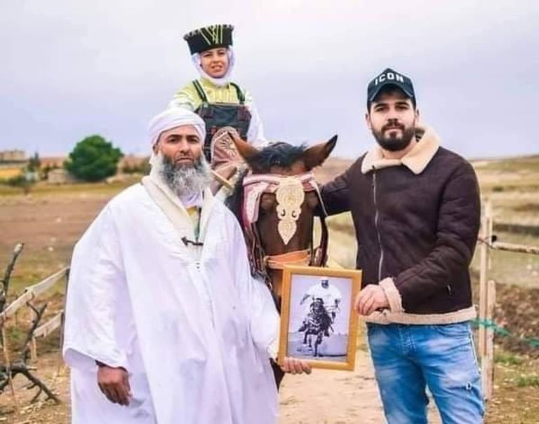 المصور يهدي الصورة للفارس يوسف الفارس الجزائري على جواده