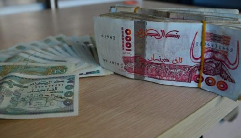 تذبذب أسعار الدينار أمام العملات الأجنبية والعربية