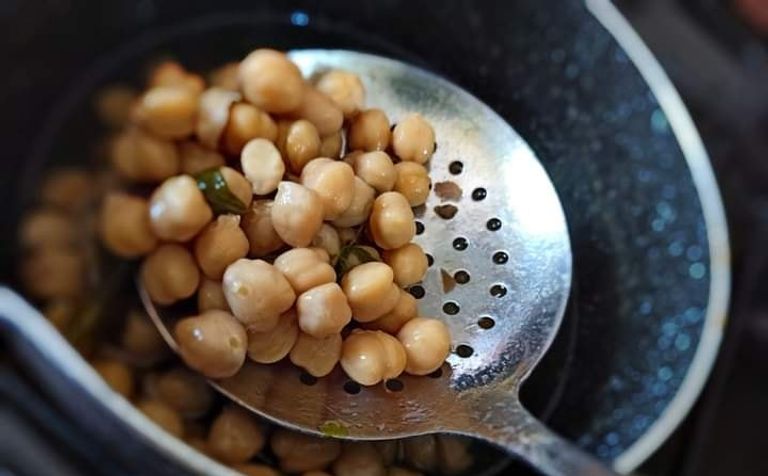 طهي الحمص لتحضير طبق "الدوبارة" التقليدية الجزائرية