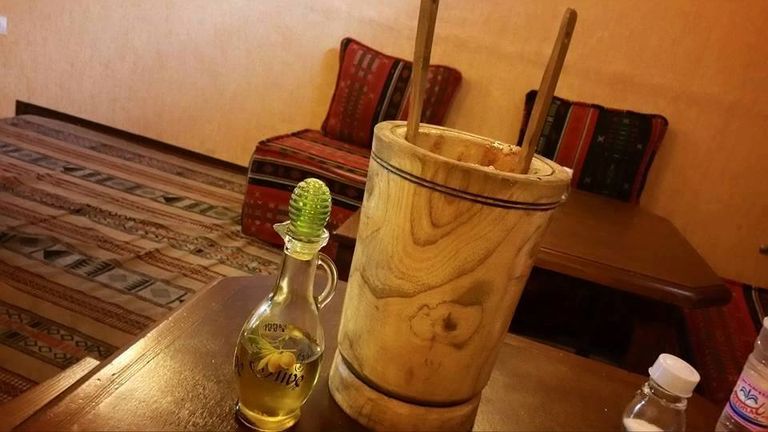 مطعم يقدم أكلة الزفيطي الجزائرية أكلة الزفيطي الجزائرية.. طقوس خاصة من التحضير إلى الديكور