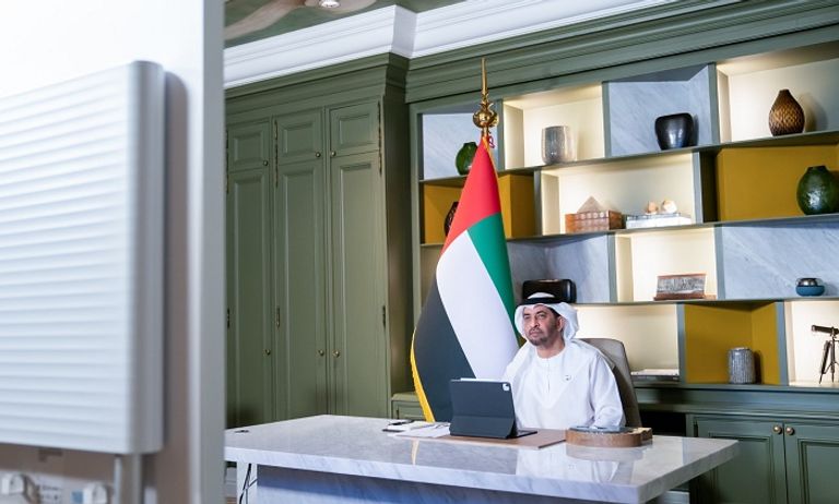 الشيخ حمدان بن زايد آل نهيان خلال الاتصال المرئي