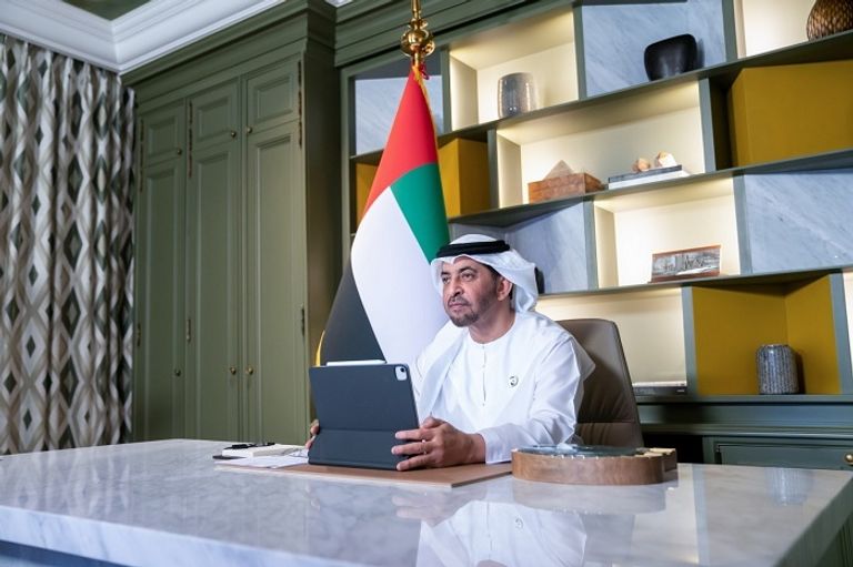 الشيخ حمدان بن زايد آل نهيان خلال الاتصال المرئي