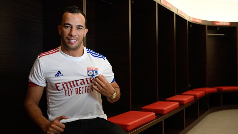 جمال بلعمري لاعب ليون الفرنسي جمال بلعمري لاعب ليون الفرنسي