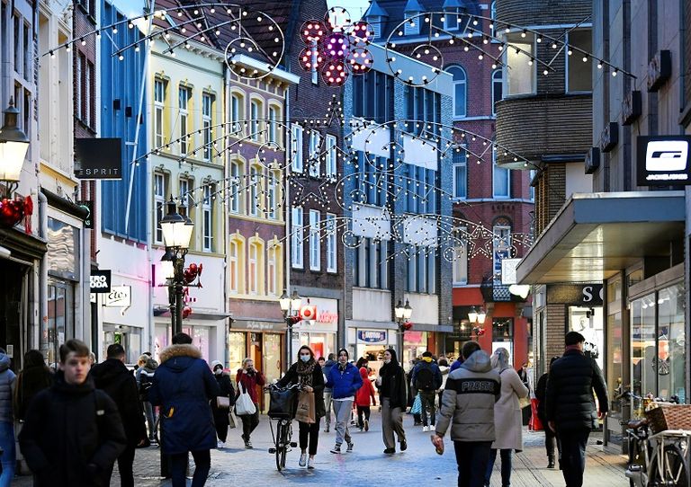 أشخاص يتسوقون في هولندا والغالبية بلا كمامة