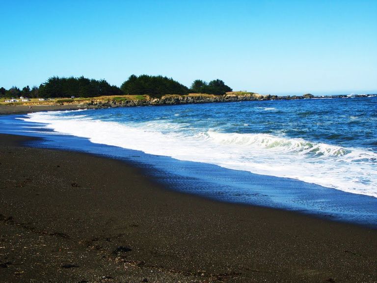 شواطئ ذات الرمال سوداء اللون 102-162151-most-beautiful-black-sand-beaches-2