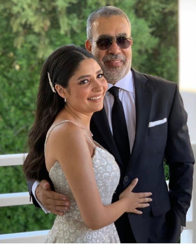 الكاتب المصري، والمرشح لانتخابات رئاسة نادي الزمالك، الدكتور مدحت العدل، مع ابنته في حفل خطوبتها الدكتور مدحت العدل