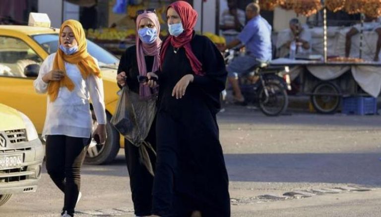 تونسيات يرتدين كمامات للوقاية من فيروس كورونا