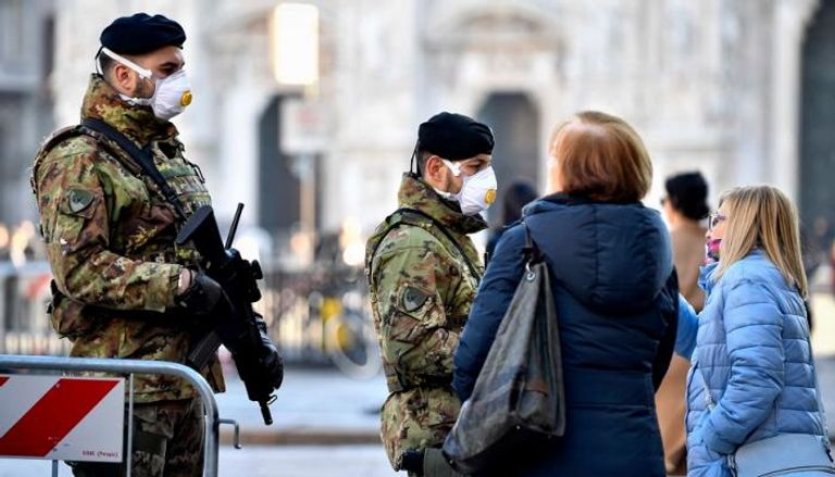 عناصر من الشرطة الإيطالية يرتدون كمامات للوقاية من كورونا