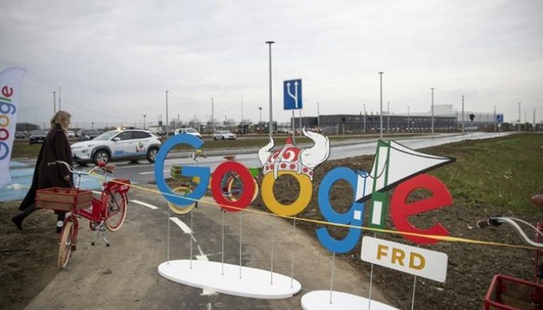 شعار جوجل أمام مركز بيانات تابع للمجموعة في الدنمارك – أ ف ب