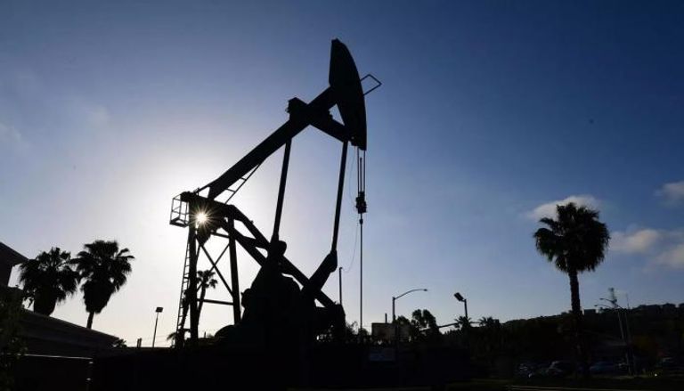 مخزون الخام الأمريكي يتراجع والنفط يستجيب صعودا