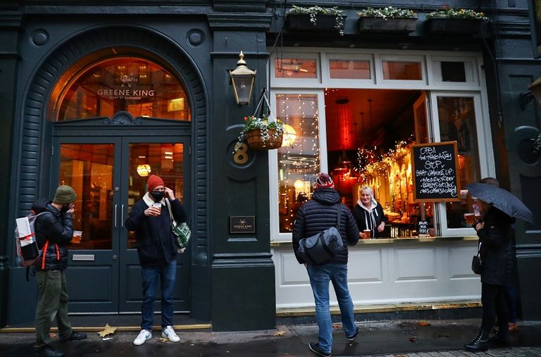 شخص يرتدي الكمامة أمام مسرح ترافالجار في لندن