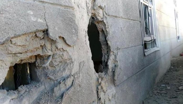 آثار القصف الحوثي في مدينة الضالع اليمنية