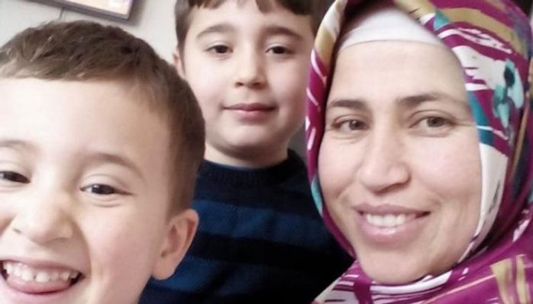  المعلمة التركية المعتقلة نيلوفر آقين مع طفليها