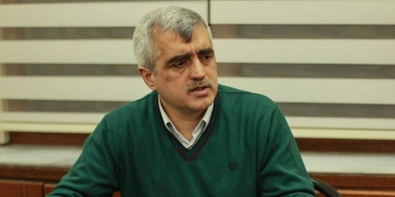 المعارض الكردي عمر فاروق جرجرلي أوغلو  المعلمة التركية المعتقلة نيلوفر آقين مع طفليها