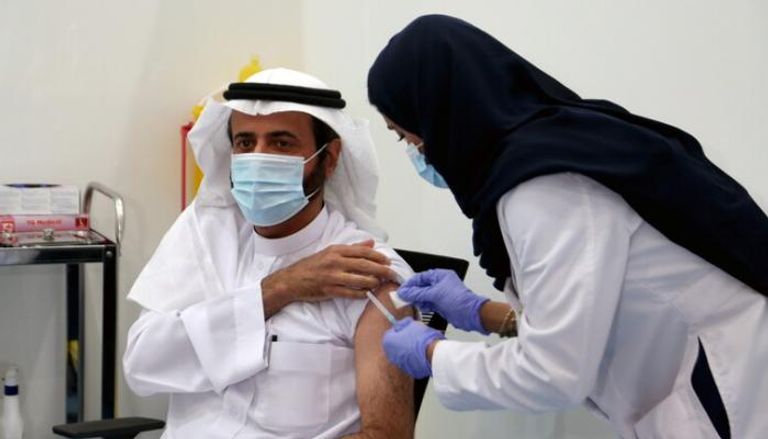 وزير الصحة السعودي توفيق الربيعة يتلقى لقاح كورونا