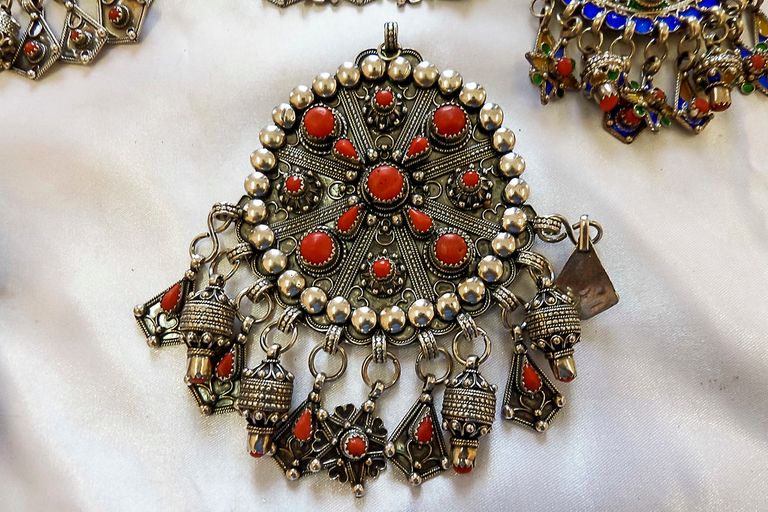 الفضة في قرية بني يني الجزائرية الواقعة بمنطقة القبائل قرية بني يني الجزائرية الواقعة بمنطقة القبائل