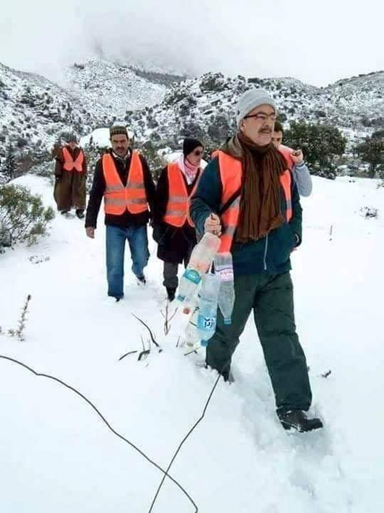 نثر الحبوب عادة أمازيغية قديمة بالجزائر لإنقاذ الطيور مع تساقط الثلوج