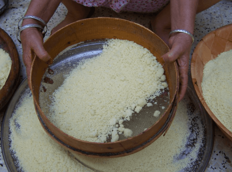 تحضير حبات الكسكسي طبق الكسكسي يصنف ضمن التراث العالمي من قبل اليونسكو