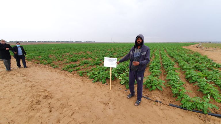 لافتة إسرائيلية تطالب مزارعين بغزة بترك الأرض