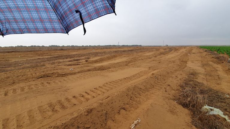 لافتة إسرائيلية تطالب مزارعين بغزة بترك الأرض