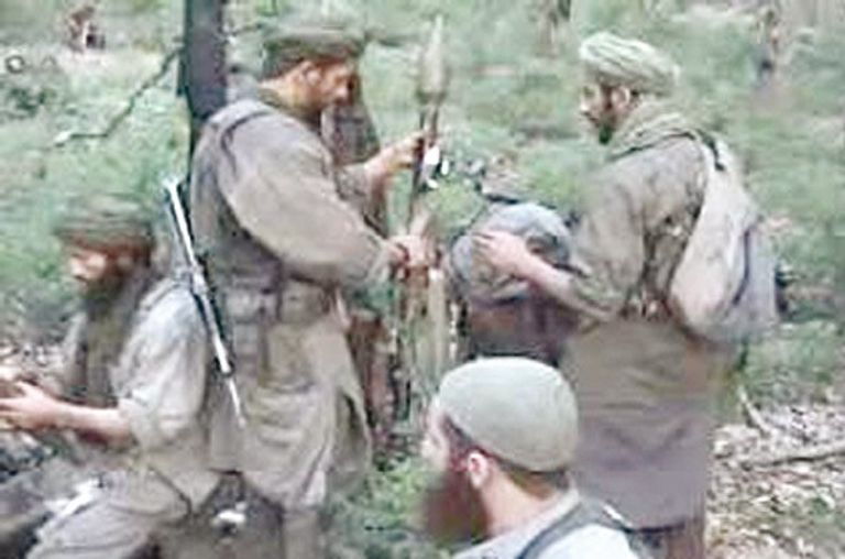 عناصر من الجماعة الإرهابية المسلحة GIA مقر وزارة الدفاع الجزائرية - أرشيفية