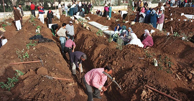 مقبرة جماعية لضحايا مجزرة بن طلحة التي ارتكبها الإرهابيون سنوات التسعينيات وسط الجزائر مقر وزارة الدفاع الجزائرية - أرشيفية