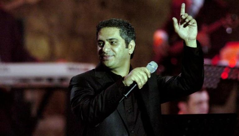 المطرب اللبناني فضل شاكر خلال حفل في تونس في عام 2007