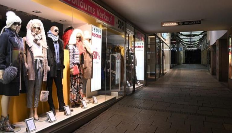 مركز تجاري في ميونيخ يخلو من المتسوقين بفضل إجراءات عزل كورونا
