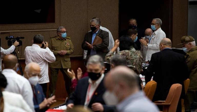 راؤول كاسترو وميجيل دياز كانيل يصلان لحضور جلسة البرلمان بهافانا