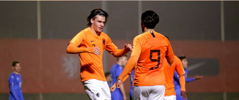 الرقيق مع هولندا أرسنال الإنجليزي