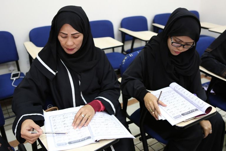 جانب من إحدى دورات تعليم اللغة العربية في زايد للثقافة الإسلامية
