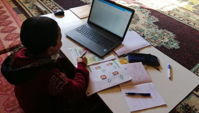 طالب بغزة يتابع دروسه عن بعد