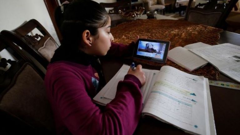 طالب بغزة يتابع دروسه عن بعد