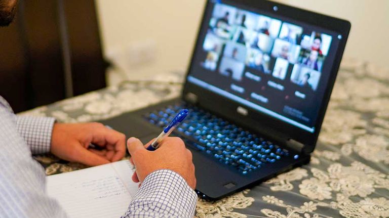 طالب بغزة يتابع دروسه عن بعد