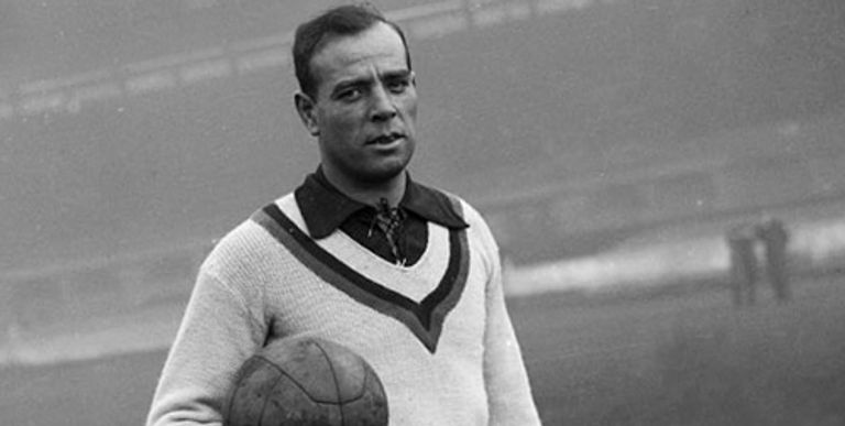 جيمس رودريجيز مع جائزة بوشكاش 