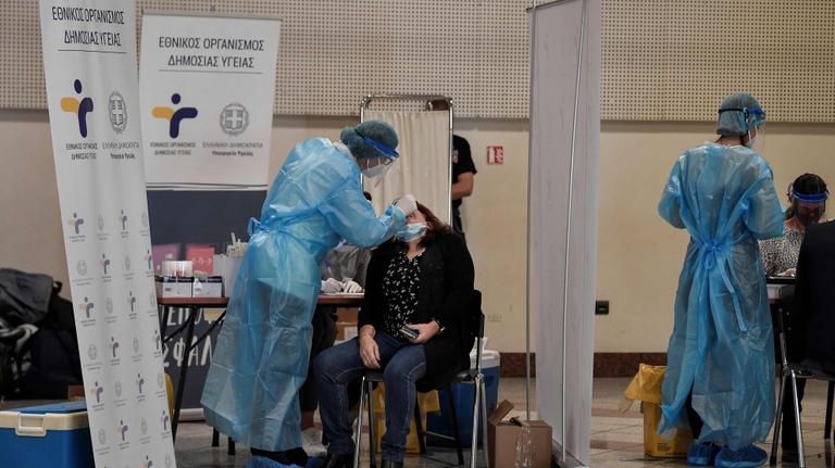 شخص يخضع لاختبار فيروس كورونا