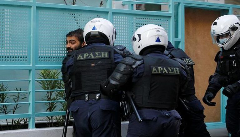  الشرطة اليونانية تحتجز شخصا وسط إجراءات أمنية